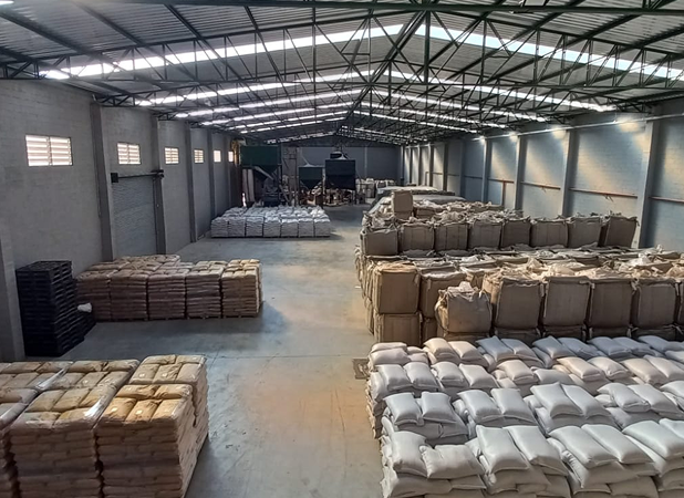 Armazém de sementes Gomah com estoque de sementes naturais para distribuição